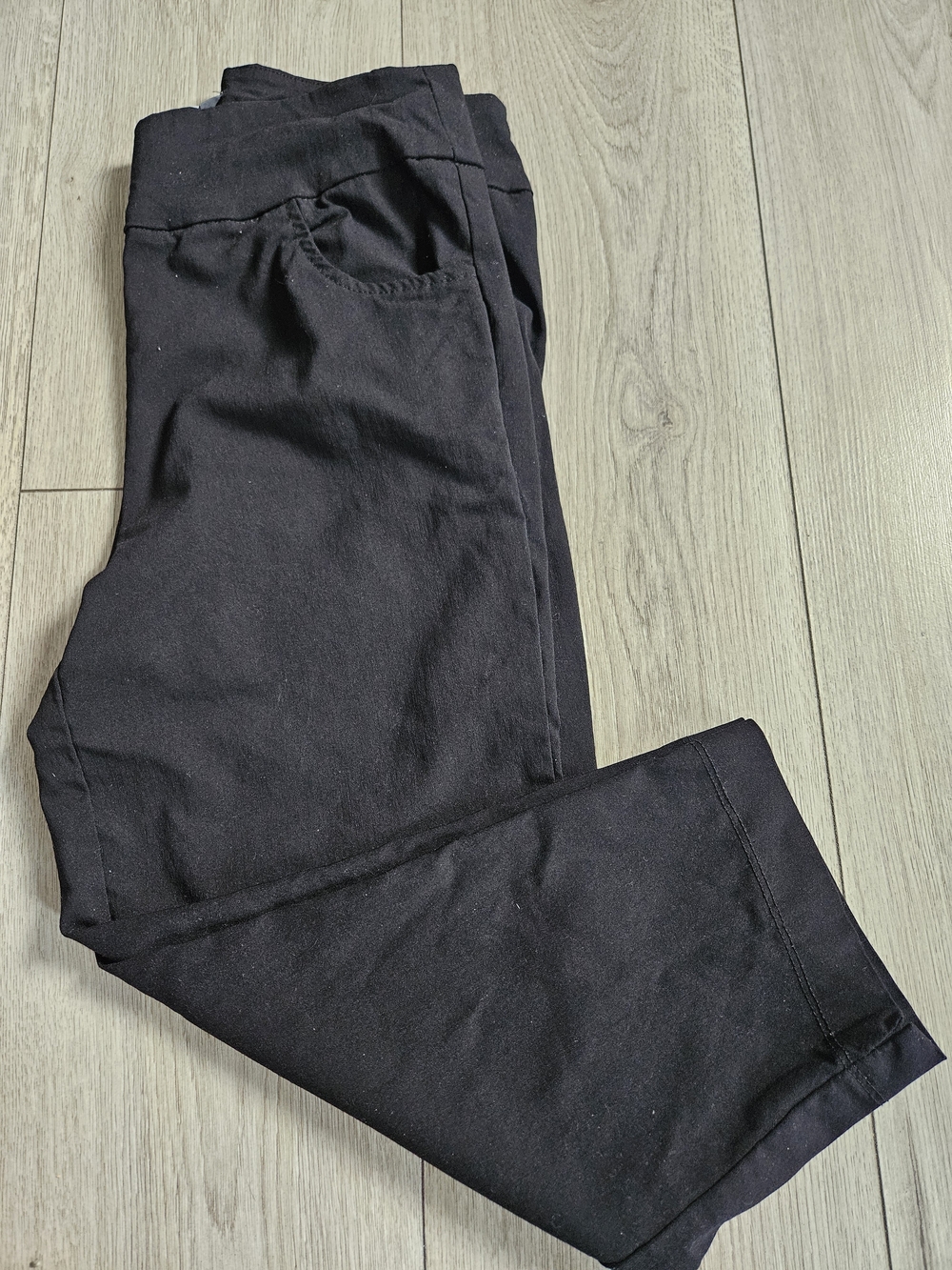 DéVia Collection Black Pull-On Capri Pants Size 6 Made in Canada Stretch🔥